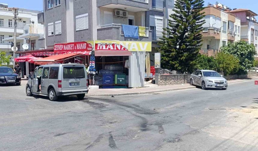 Manavgat’ta ticari araç ile otomobil çarpıştı: 1 yaralı