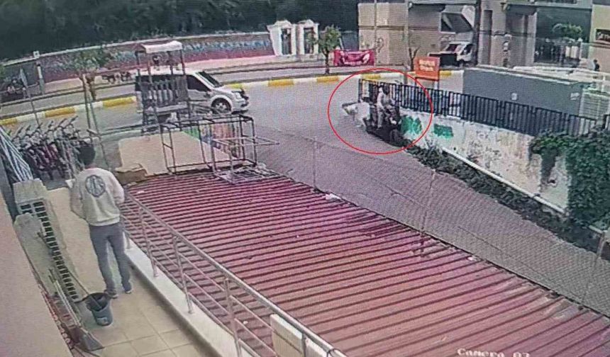 Motosiklet önce otomobile, ardından da duvara çarptı