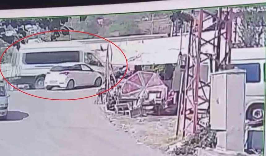 Otomobille çarpışan minibüs dereye uçtu, o anlar kamerada