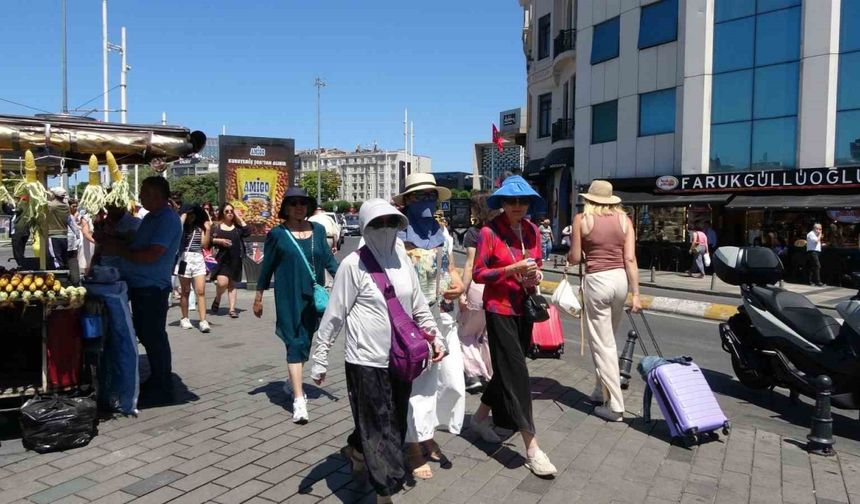 Taksim’de sıcaktan bunalanlar damacana ile serinlemeye çalıştı