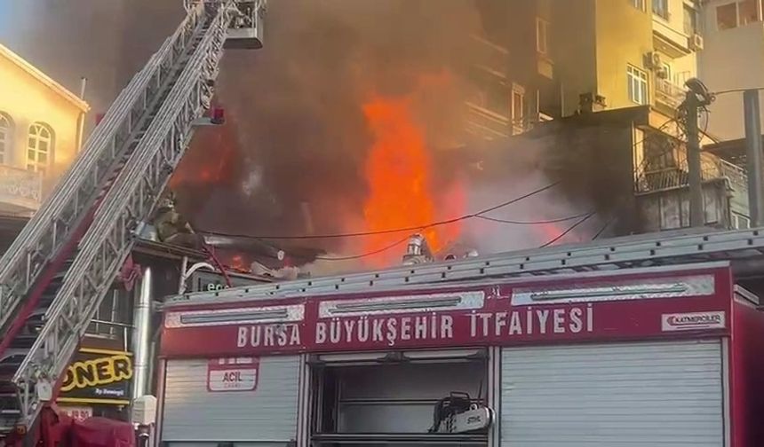 Tarihi semtte çıkan yangın söndürüldü: 5 iş yeri zarar gördü