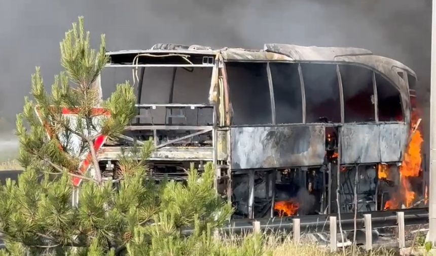 TEM’de yolcu otobüsü alev alev yandı: Yol trafiğe kapandı