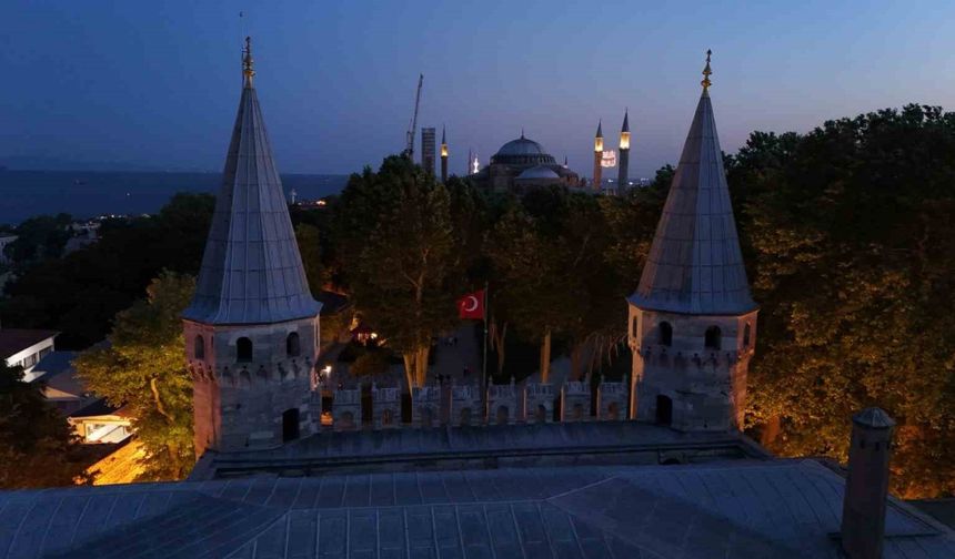 Topkapı Sarayı gece ziyaretçilerini ağırlamaya başladı