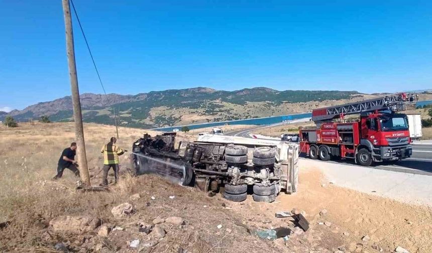 Tunceli’de kamyon devrildi, sürücü araçtan fırladı