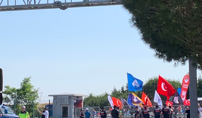 Zafer Partisi lideri Ümit Özdağ hakim karşısında