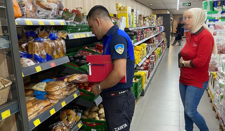 Turgutlu zabıtasından marketlere sıkı denetim