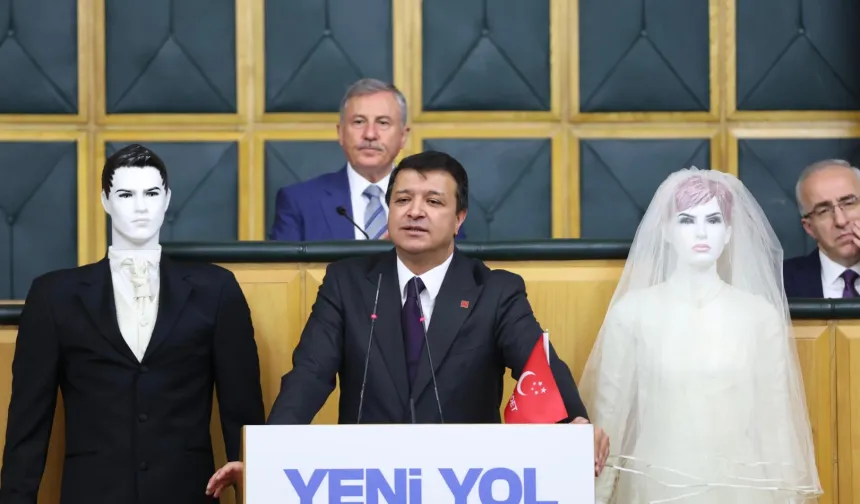 SP'li Arıkan'dan dikkat çeken sunum! Kürsüye cansız mankenlerle çıktı