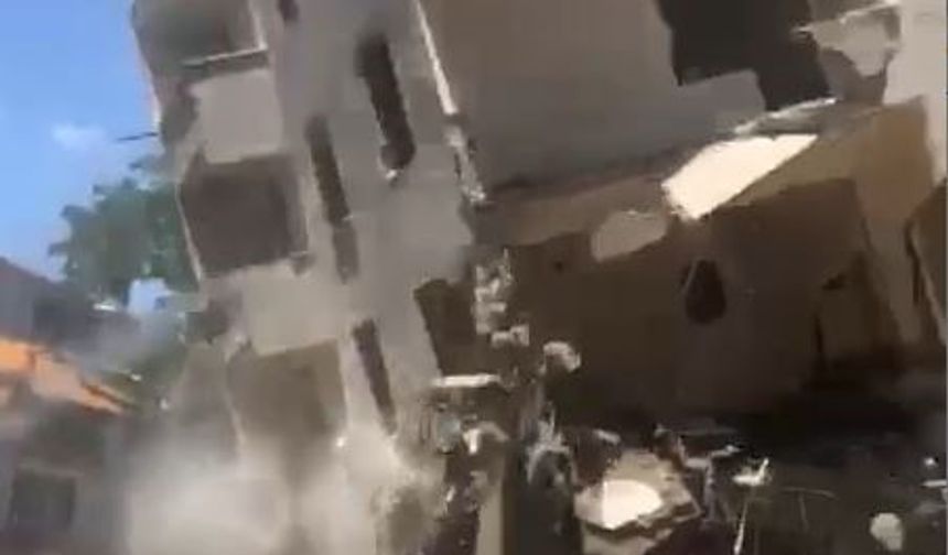 Esenyurt’ta yıkımı yapılan bina bir anda çöktü