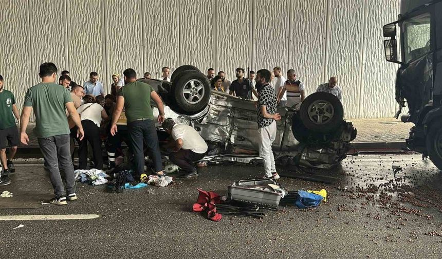 Otomobille tır çarpıştı: 3 ölü, 4 yaralı