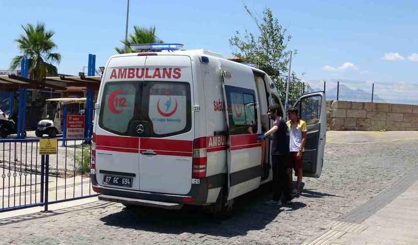 Tekne turunda yaralanan turistin yardımına deniz polisi yetişti