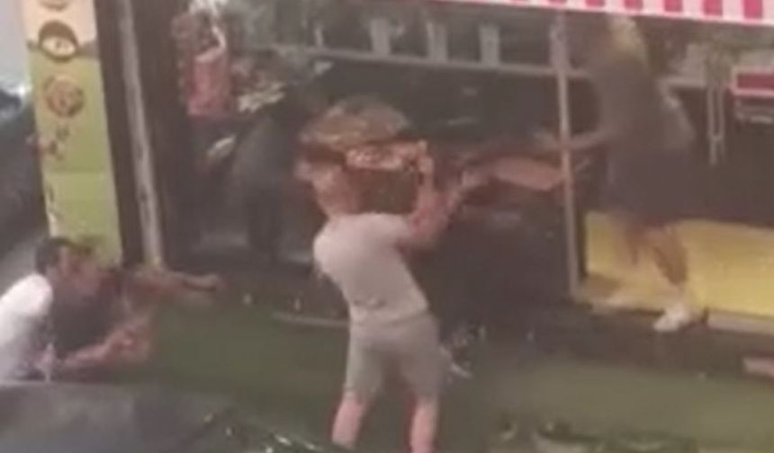 Sopayla tartıştığı adama saldırınca meydan dayağı yedi