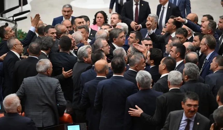 Meclis’te hakaretler havada uçuştu: Ayı, geri zekalı, ahlaksız...