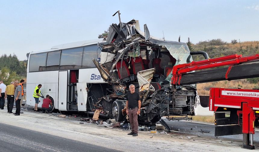 Mersin'de yolcu otobüsü ile tır çarpıştı: Çok sayıda yaralı!