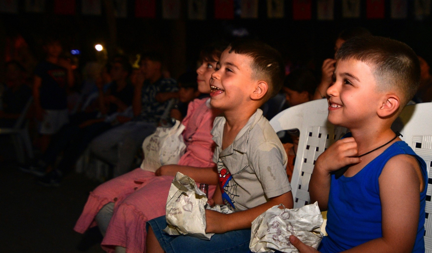 Bornova’da Yazlık Sinema Keyfi Mahallelere Taştı