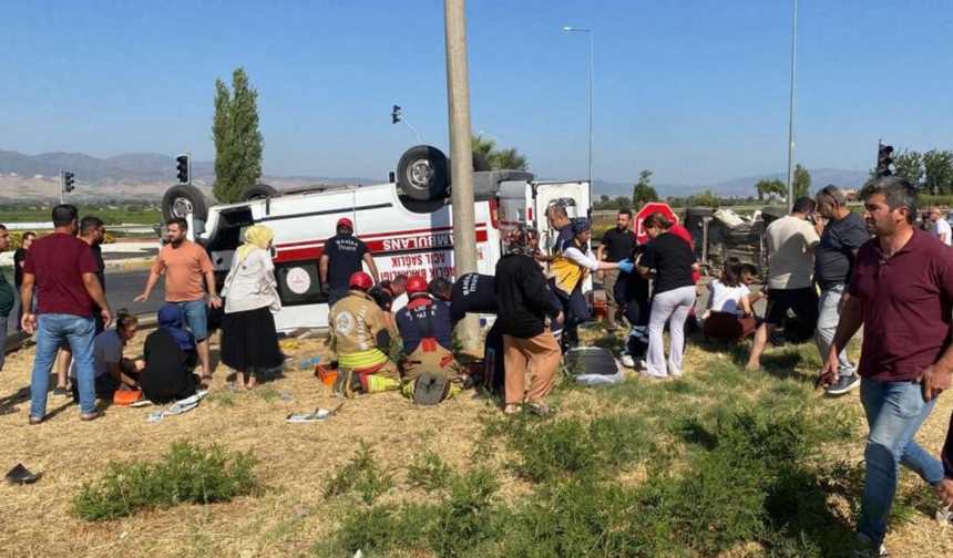 Alaşehir’de ambulans kazası güvenlik kameralarına yansıdı