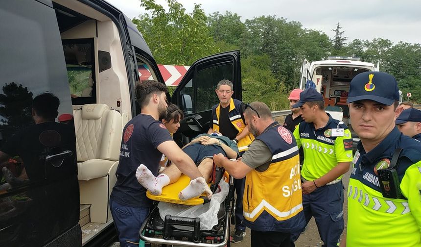 Ünlü müzisyeni taşıyan araç kaza yaptı! Minibüs bariyere ok gibi saplandı
