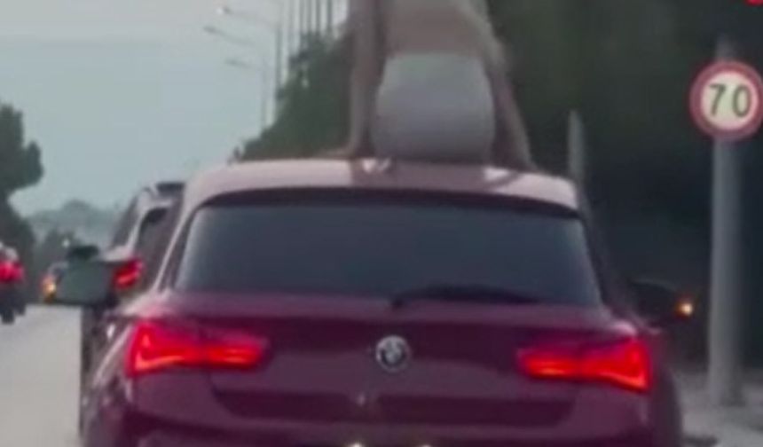 Çeşme’de trafiği tehlikeye atan dans...