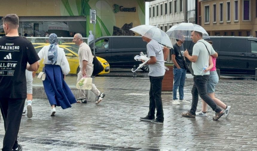 Aniden bastıran yağmura hazırlıksız yakalandılar