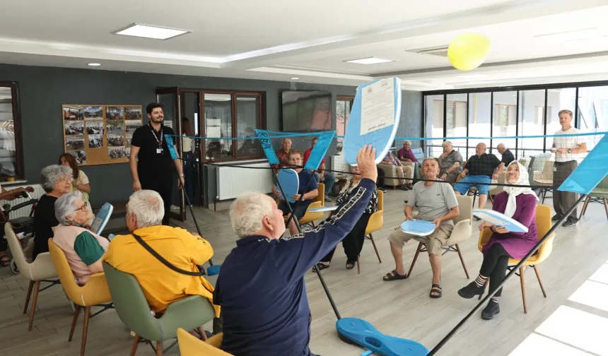 Nilüfer’de huzurevi sakinleri “Balon Voleybolu” ile eğlendi