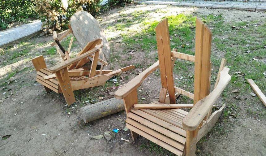Konak Belediyesi'nin yenilediği parktaki banklar parçalandı