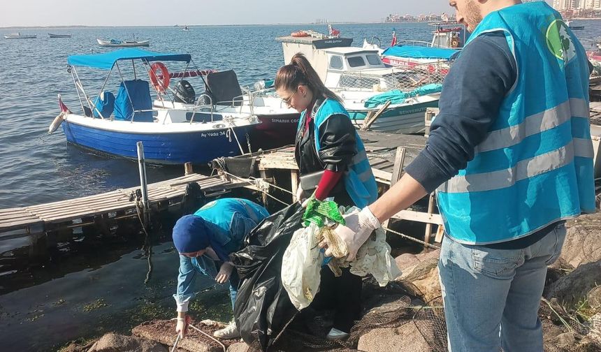 Doğaseverler Karşıyaka'da kıyı temizliği yaptı