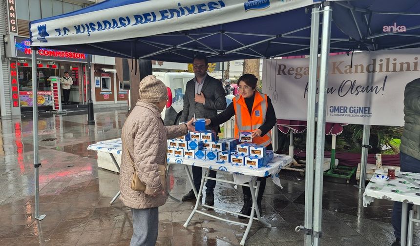 Kuşadası Belediyesi’nden kandil simidi ikramı