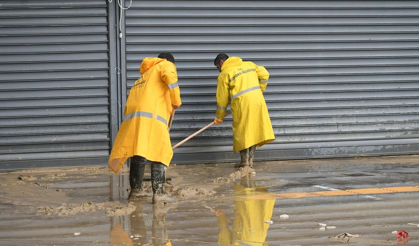 Sağanak sonrası Kuşadası Belediyesi görev başında