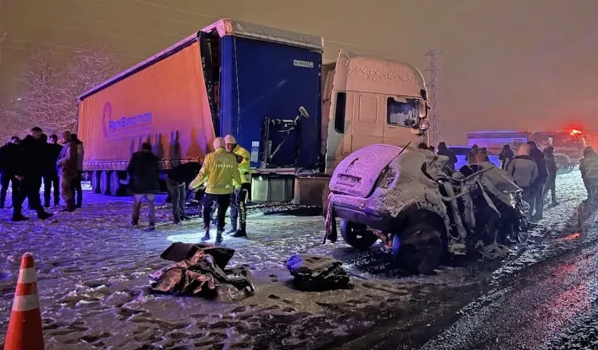 Tır ile çarpışan otomobildeki 4 kişi can verdi