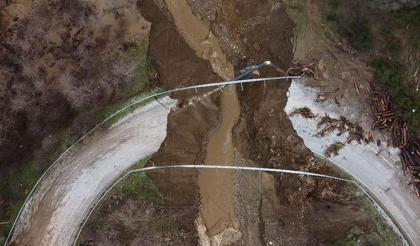 Ödemiş–Turgutlu yolu ikiye böldü!