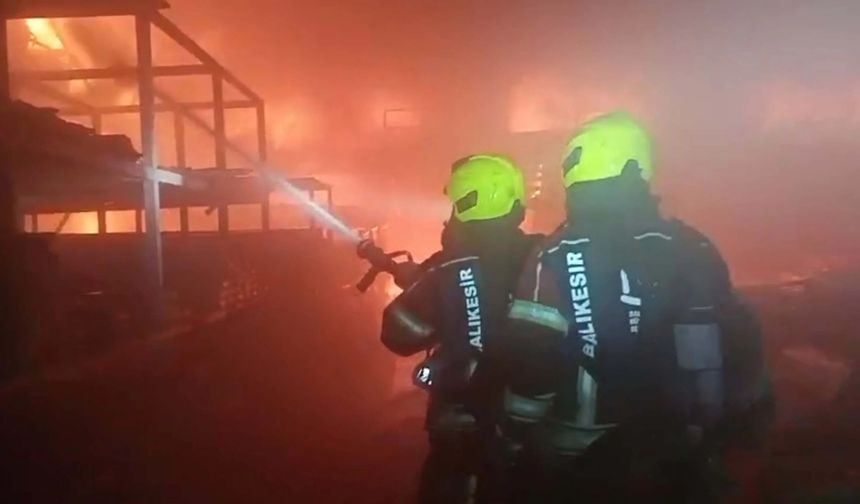 Balıkesir’de Depo Yangını! Kara Duman Gökyüzünü Kapladı