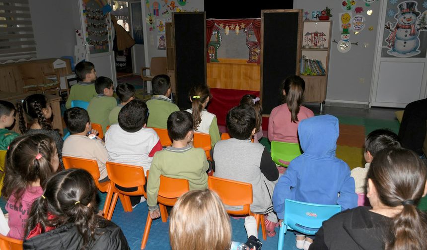 Kuşadası’nda çocuklar için ‘gölge oyunu’ etkinliği
