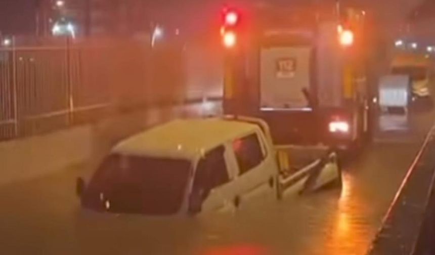 İzmir’de alt geçitte mahsur kalan sürücü hayatını kaybetti