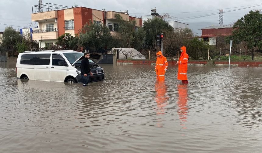 Osmaniye’de Sağanak Hayatı Felç Etti, Araçlar Mahsur Kaldı