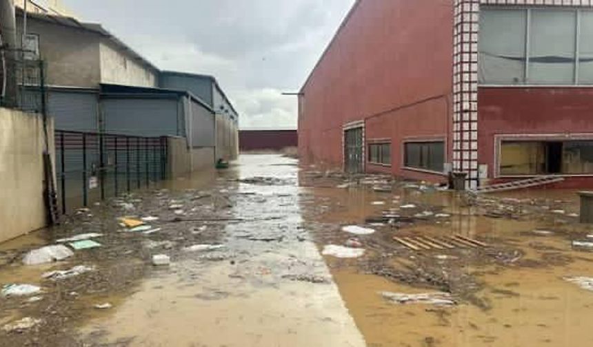 Sel Uşak’ta iş yerlerini vurdu!