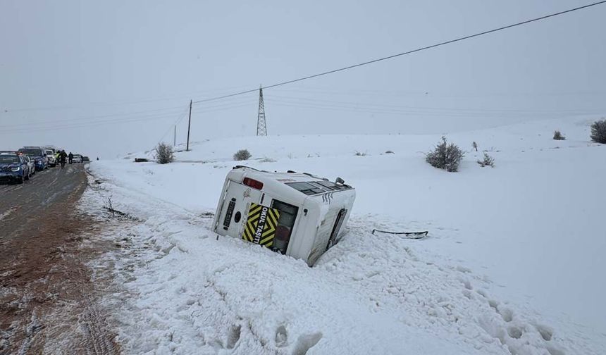 Sivas’ta öğrenci servisi şarampole devrildi: 13’ü öğrenci 14 yaralı