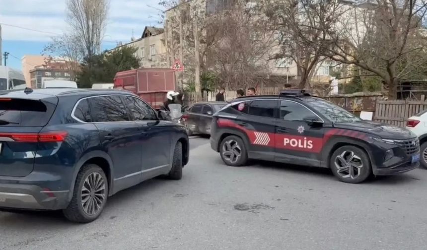 Küçükçekmece’de polislere bıçaklı saldırı!