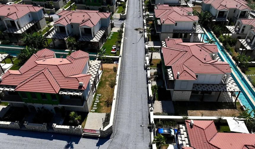 Kuşadası'nda asfalt seferberliği : Başkan Günel talimat verdi,yollar yenilendi