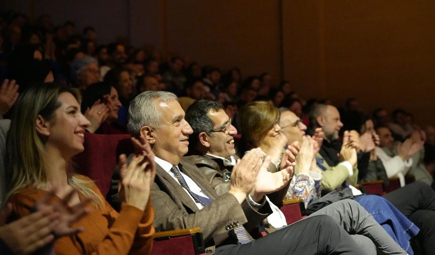 Turgutlu'da 'Aşk-ı Müebbet' oyununa büyük ilgi