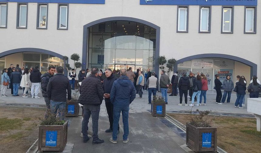 Kuşadası'nda yurttaşlar belediye önünde toplandı