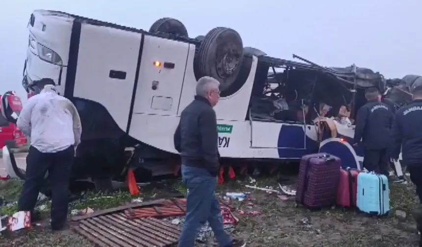 Yolcu otobüsü devrildi, 2 ölü 20 yaralı
