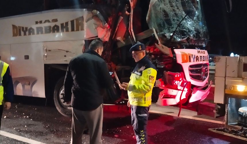 Kuzey Marmara Otoyolu'nda yolcu otobüsü tıra çarptı: 10 yaralı