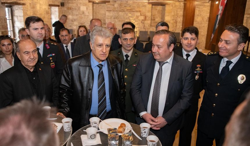 Kuşadası’nda ilçe protokolü, vatandaşlarla bayramlaştı