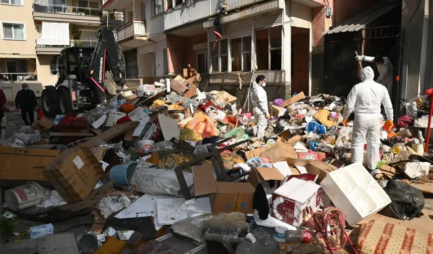 Karabağlar’da çöp ev dehşete düşürdü