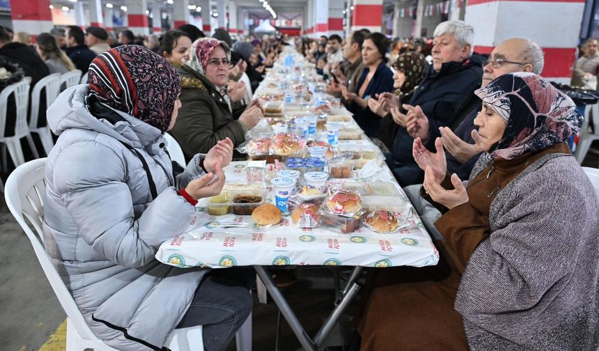 Manisa Büyükşehir Belediyesinin iftar sofrası Soma’da kuruldu