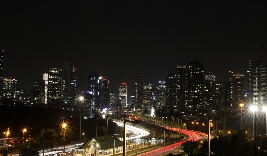 İran'dan ateşlenen füzeler nedeniyle İsrail'in birçok kentinde sirenler çaldı