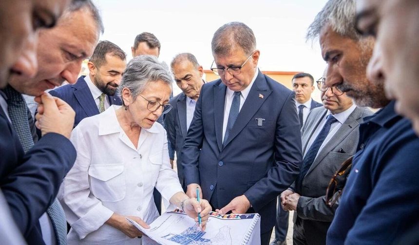 İzBB'den açılışlar,  temel atma ve anahtar teslim  törenleri