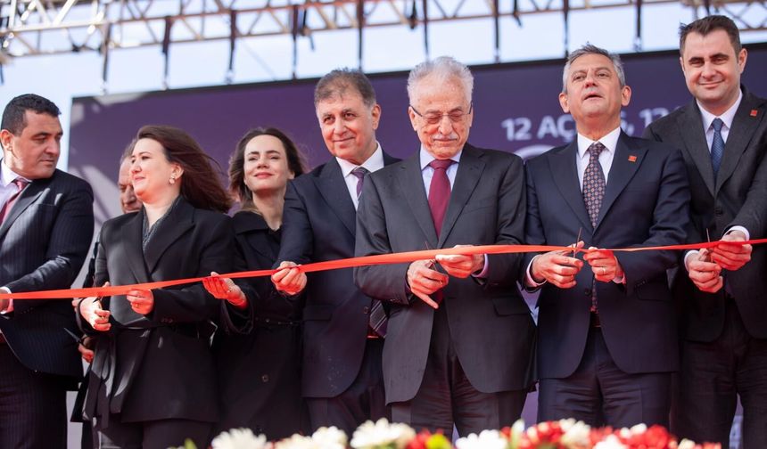 "İzmir CHP'li başkanlarıyla hizmetin şehridir"