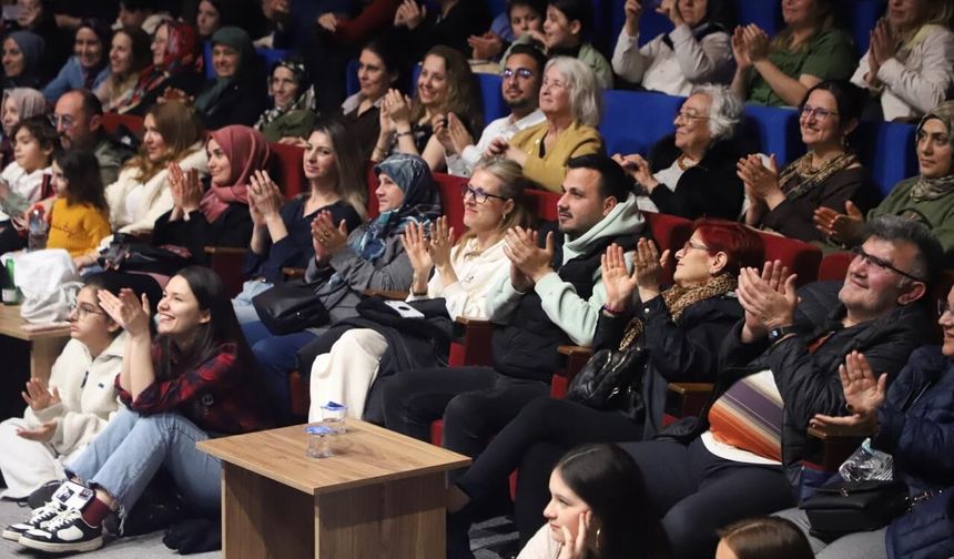 'Canım Komşularım' ilk kez seyircisiyle buluştu: Salon doldu taştı