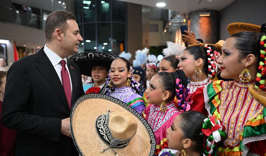 Balıkesir Belediye Başkanı Akın, dünya çocuklarını ağırladı