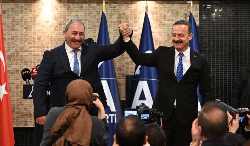 Ağıralioğlu, Akalın’a Anahtar Parti rozeti taktı